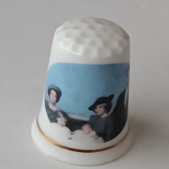 Vintage 1984 Bone China Prince Henry Birth, Queen and Family Set of 3 Thimbles - Picture 4 of 7
